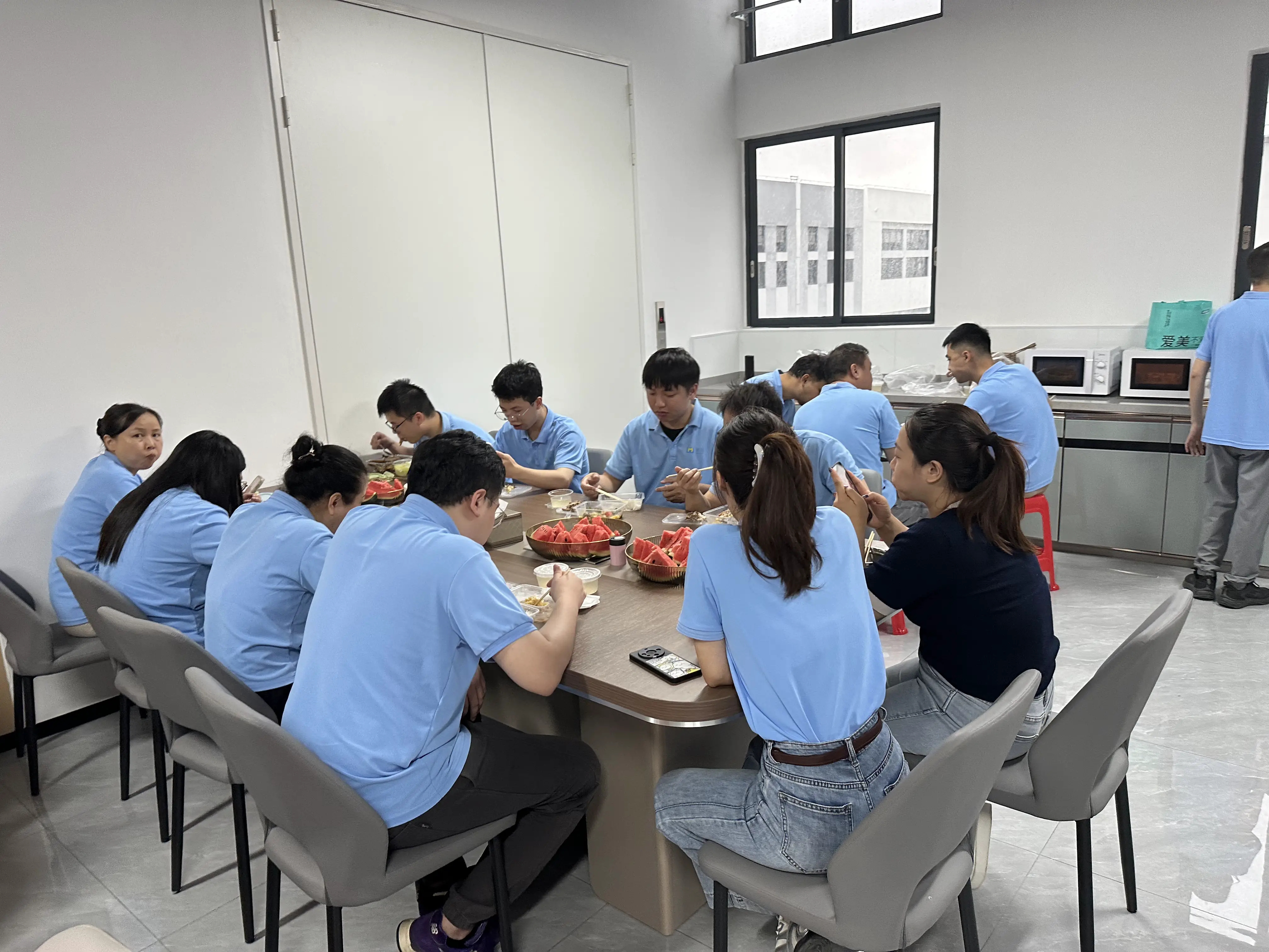 佛山微迈新场地的第一颗&ldquo;硕果&rdquo;，切开与伙伴们共享甜蜜
